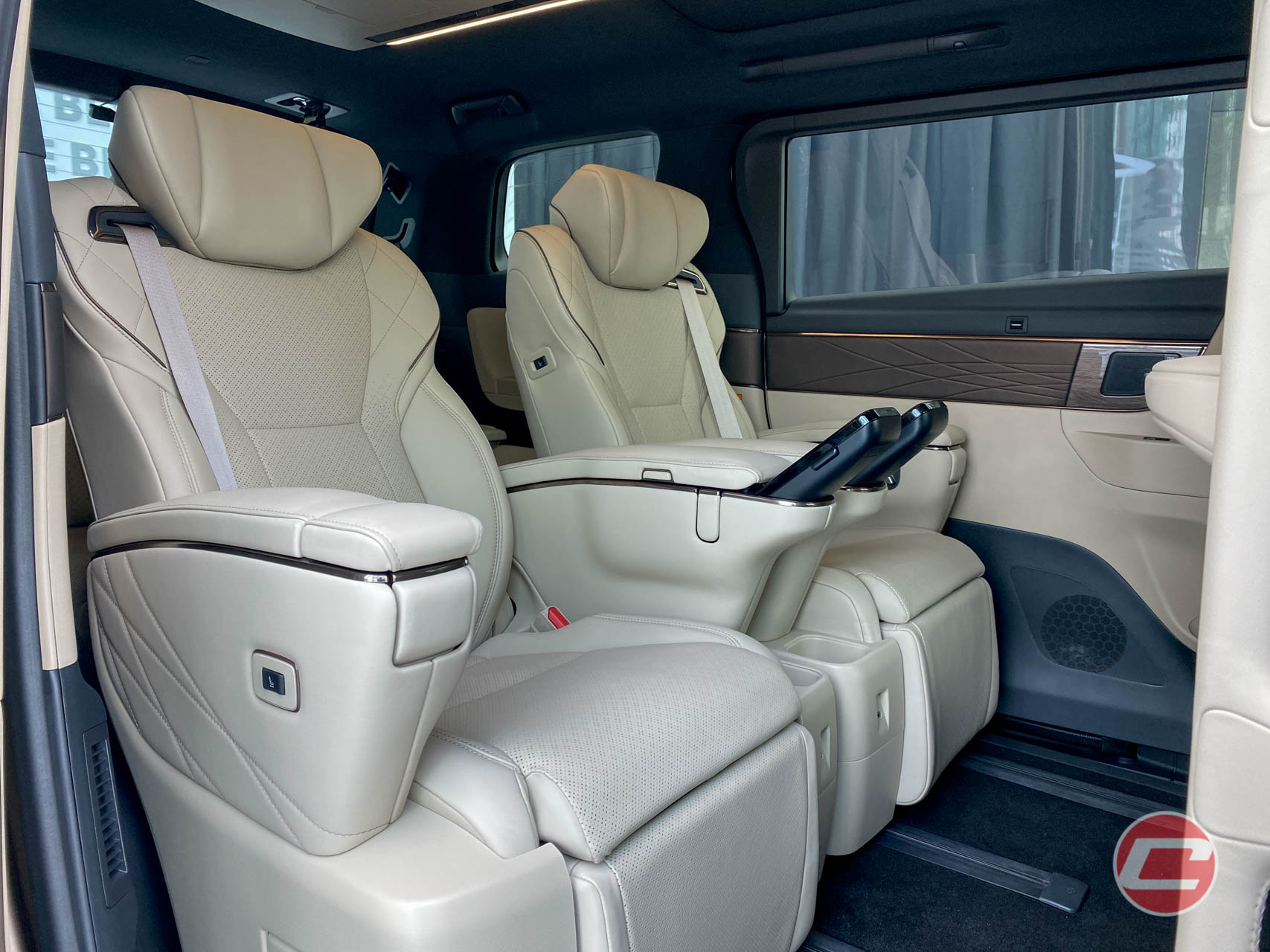 Toyota Alphard executive captain seats