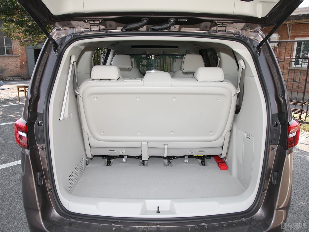 Buick GL8 luggage compartment