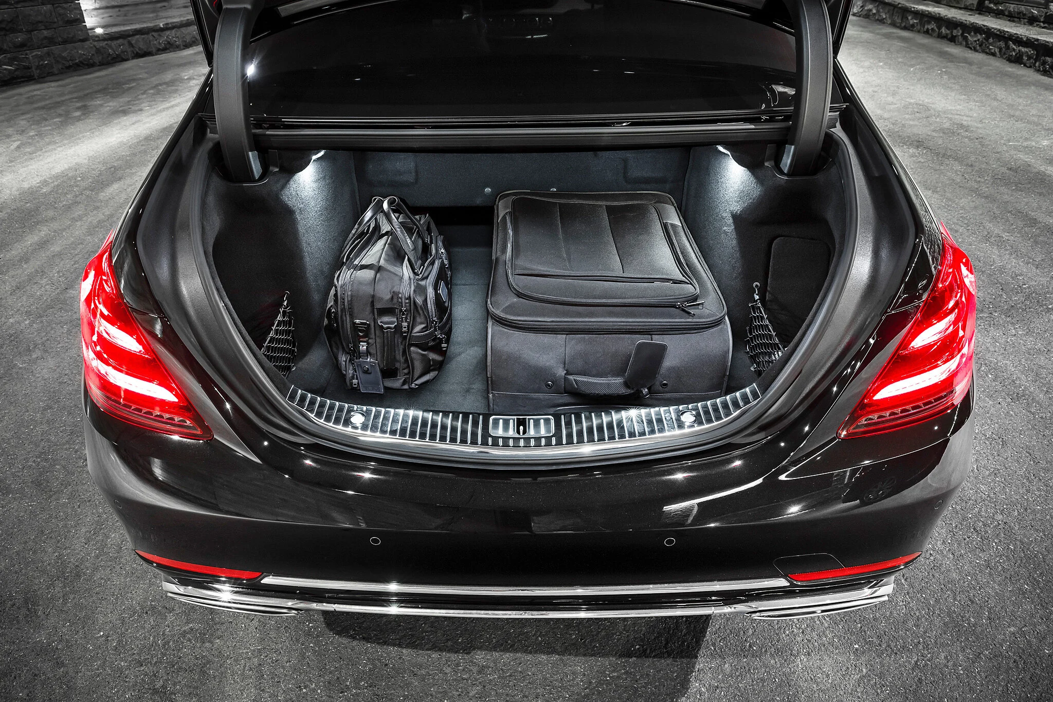 Mercedes-Benz S-Class luggage compartment